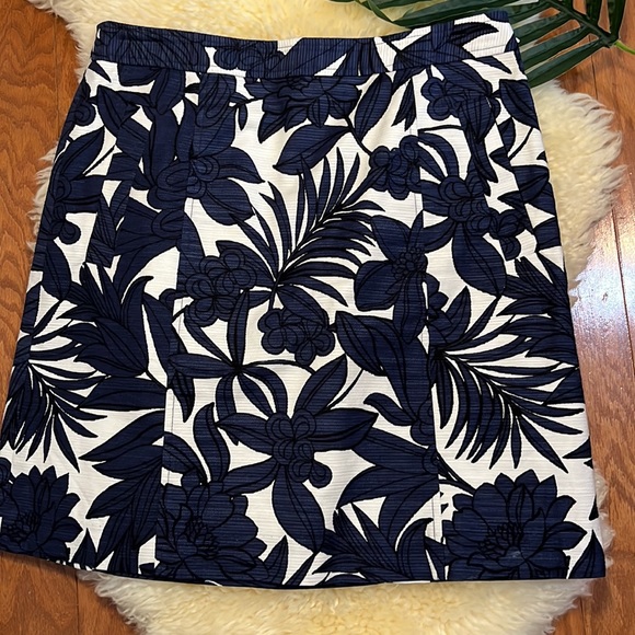 Floral Print Mini Skirt by Ann Taylor/ White, Black & Blue/ Size 8 - Picture 2 of 8